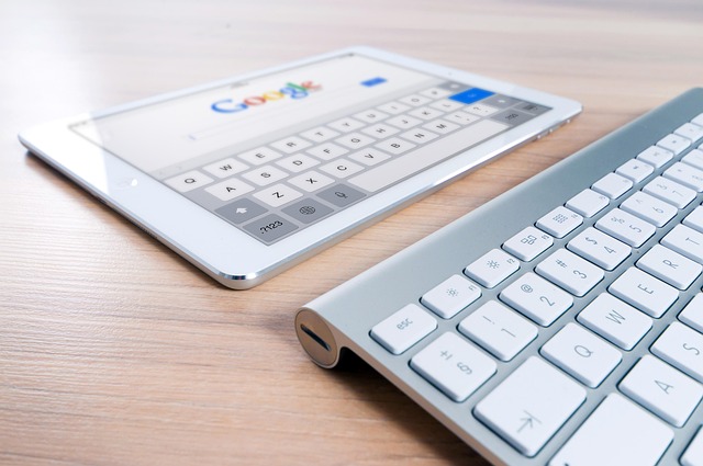 Umělá inteligence může být na Internetu užitečná